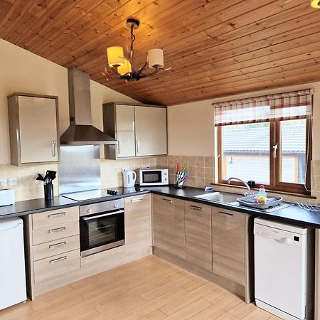 Villa Lomond 5 With Private Hot Tub - Fife - Loch Leven - Lomond Hills - Pet Friendly Kelty Exterior foto