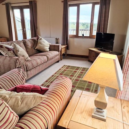Villa Lomond 5 With Private Hot Tub - Fife - Loch Leven - Lomond Hills - Pet Friendly Kelty Exterior foto