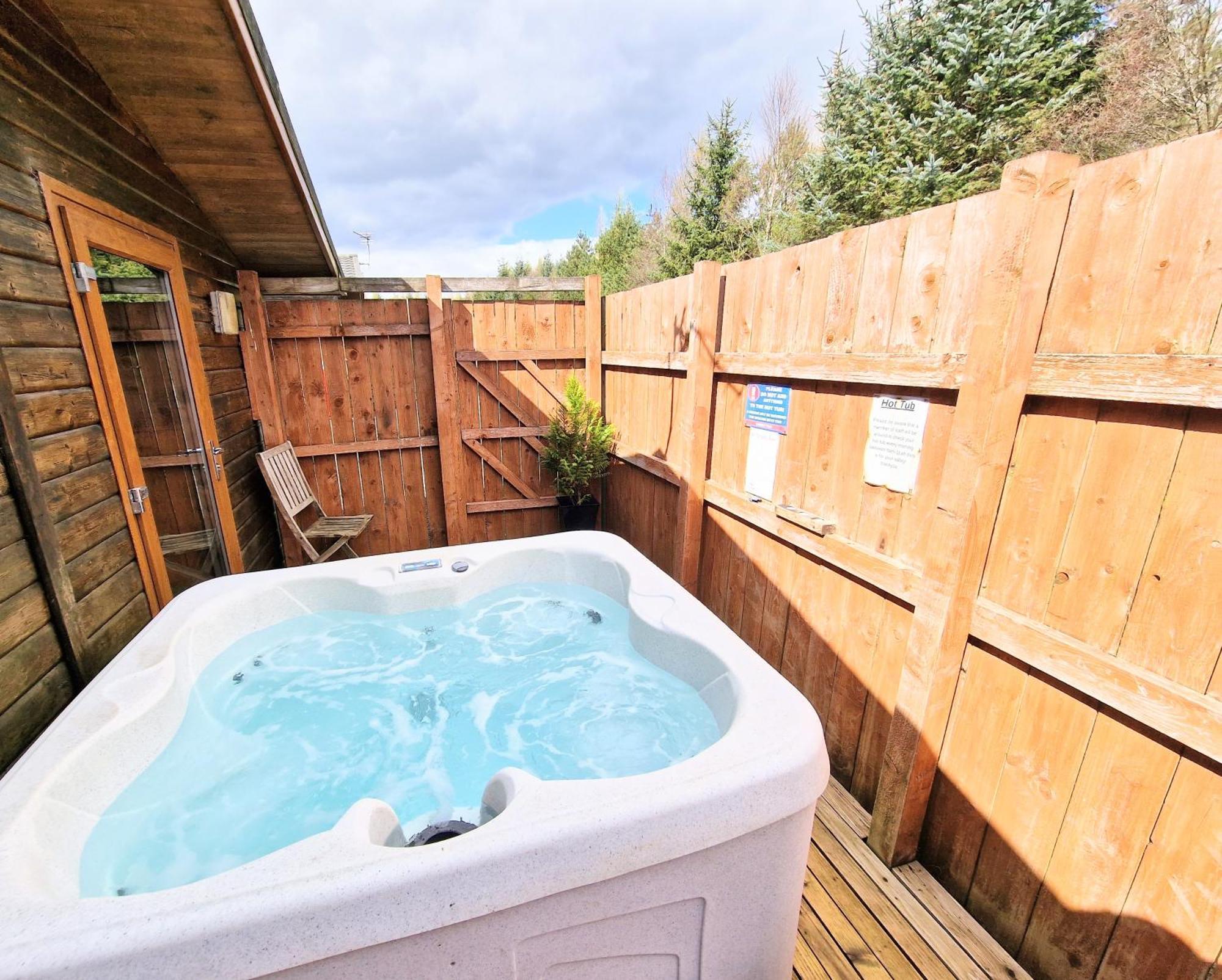 Villa Lomond 5 With Private Hot Tub - Fife - Loch Leven - Lomond Hills - Pet Friendly Kelty Exterior foto