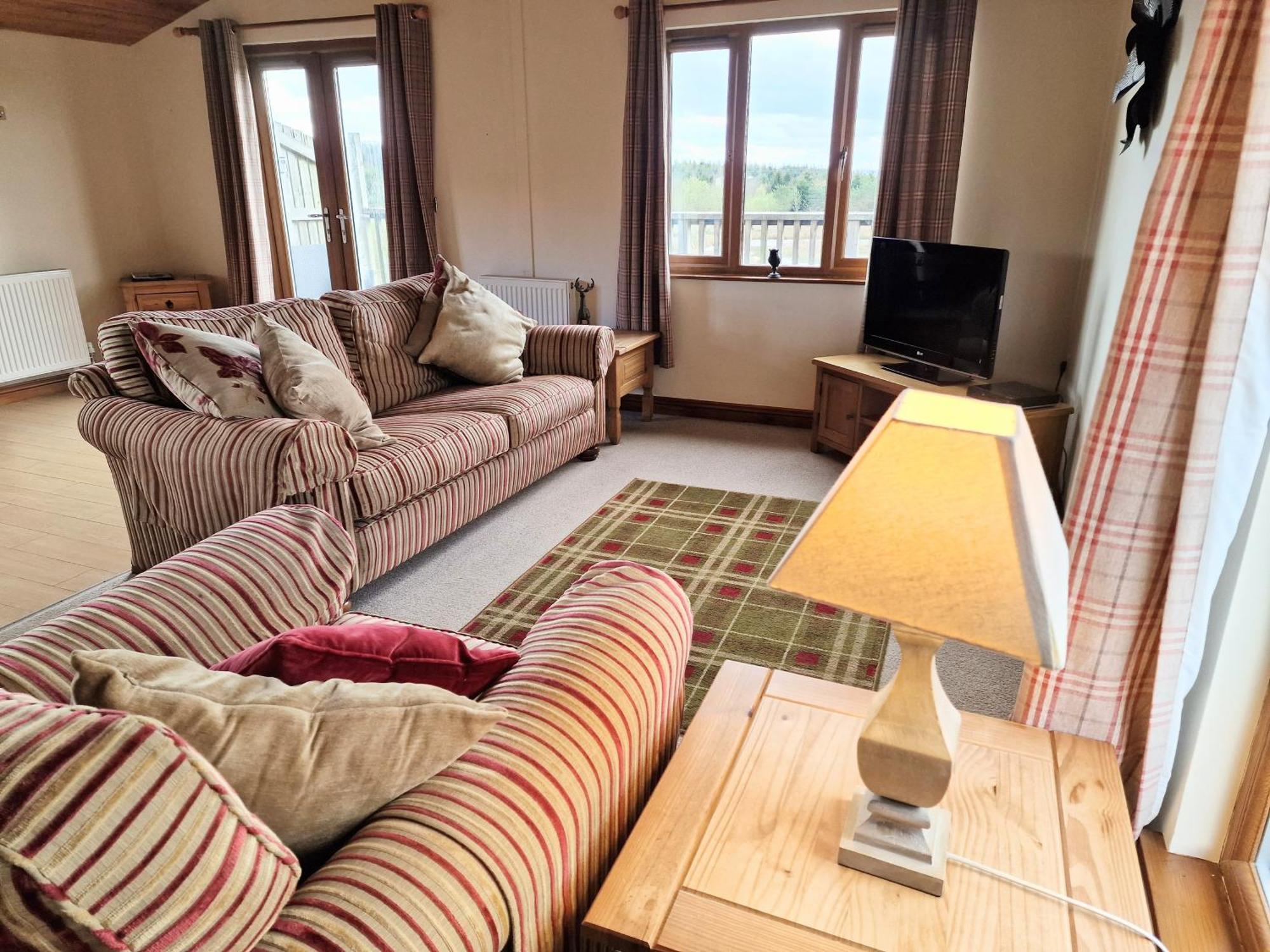 Villa Lomond 5 With Private Hot Tub - Fife - Loch Leven - Lomond Hills - Pet Friendly Kelty Exterior foto
