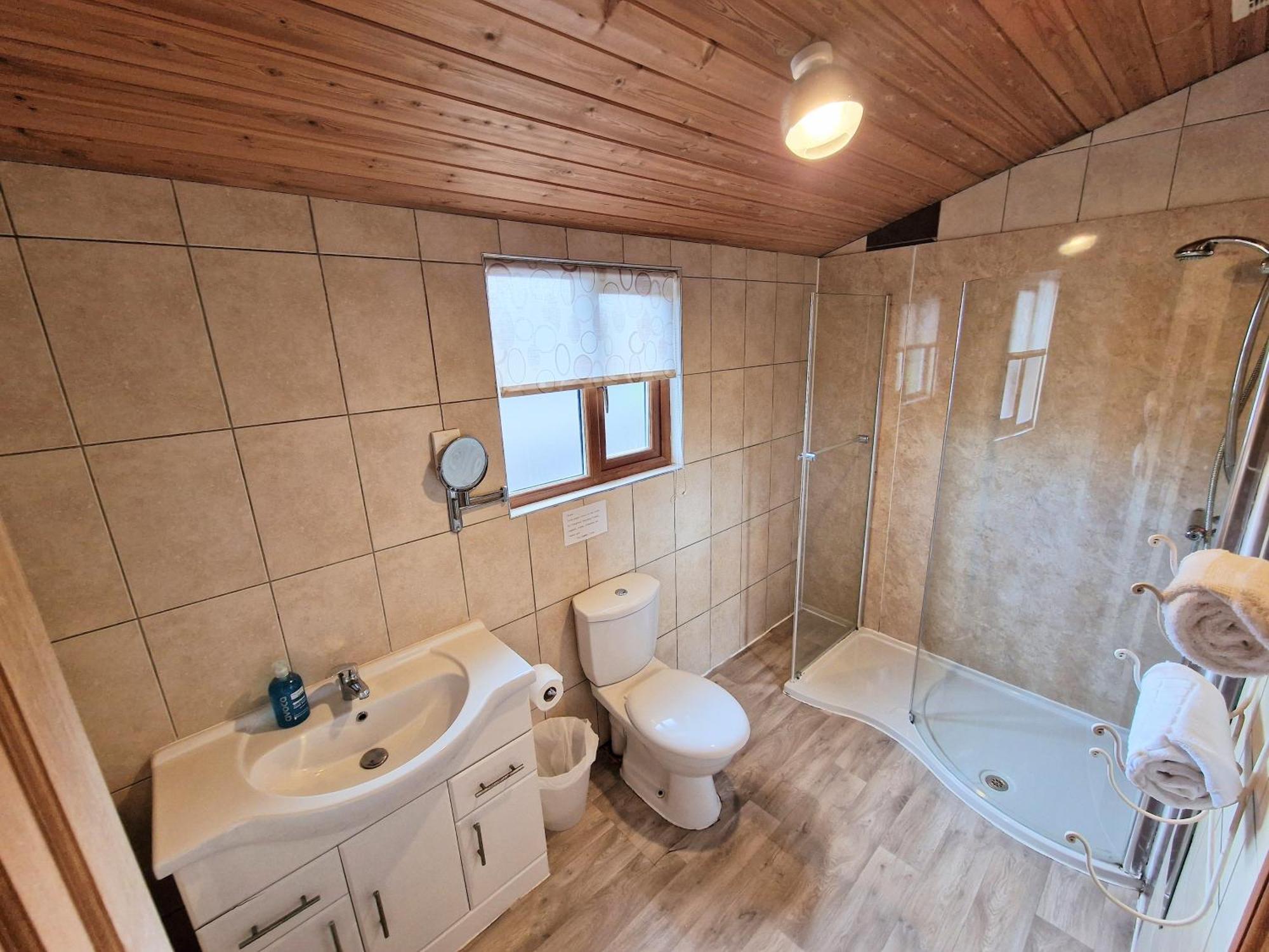 Villa Lomond 5 With Private Hot Tub - Fife - Loch Leven - Lomond Hills - Pet Friendly Kelty Exterior foto