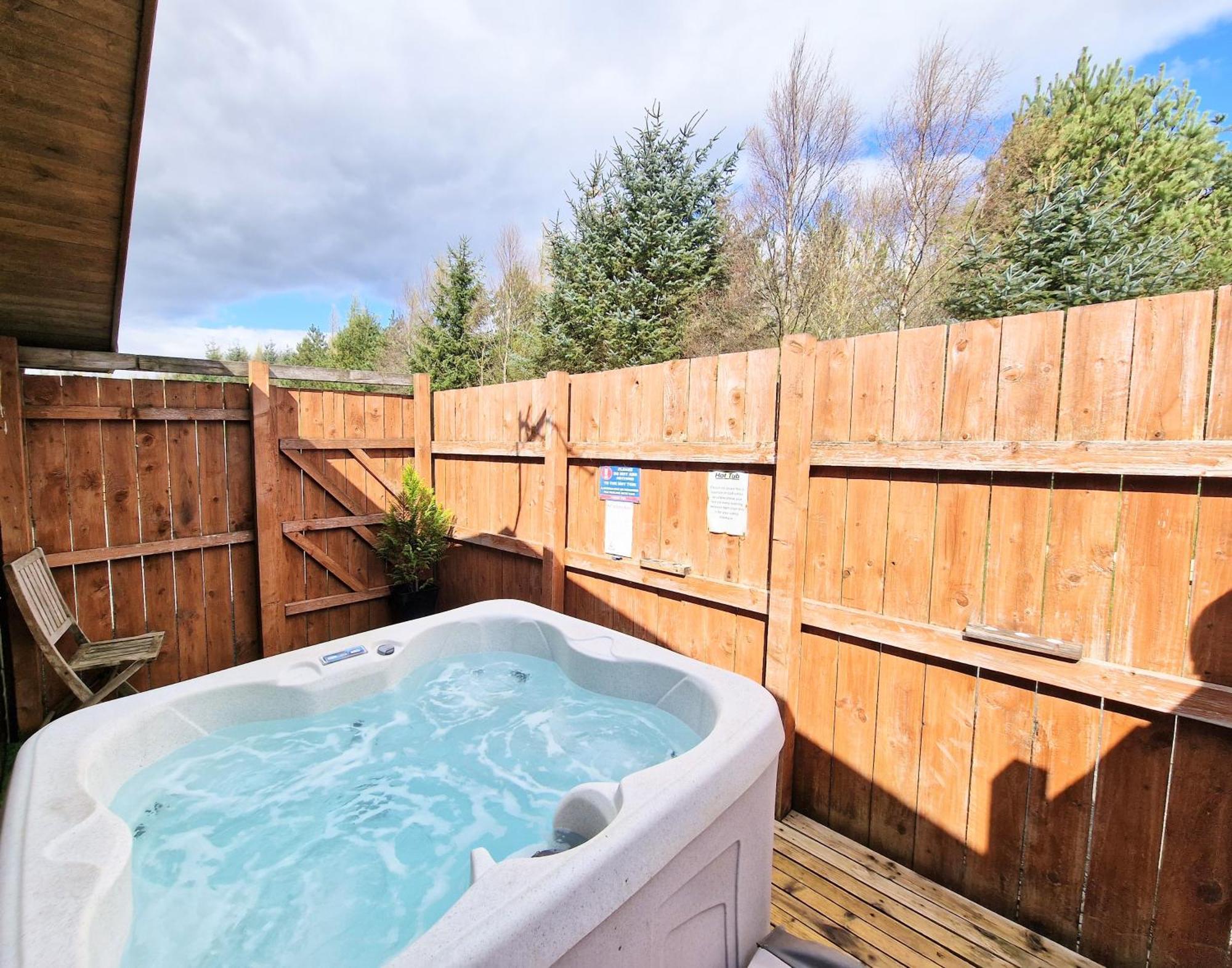 Villa Lomond 5 With Private Hot Tub - Fife - Loch Leven - Lomond Hills - Pet Friendly Kelty Exterior foto